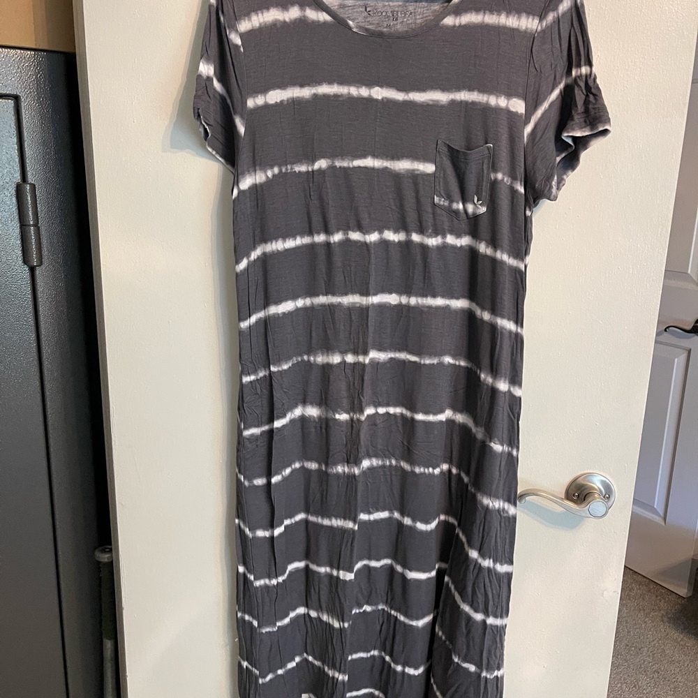KOOLABURRA by UGG Gray Striped Women's Dress medium (fits med/large)